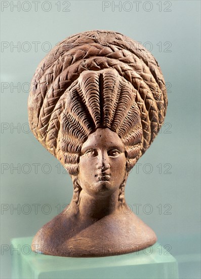 CABEZA FEMENINA EN BARRO-TERRACOTA-ARTE ROMANO
SEVILLA, MUSEO ARQUEOLOGICO
SEVILLA