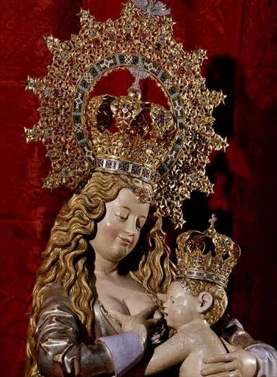 VIRGEN TITULAR CON SU CORONA
PLASENCIA, SANTUARIO DEL PUERTO
CACERES

This image is not