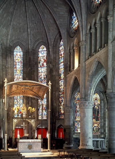 INTERIOR DE LA NAVE HACIA EL ALTAR MAYOR - CAPILLA REAL
RONCESVALLES, COLEGIATA
NAVARRA

This