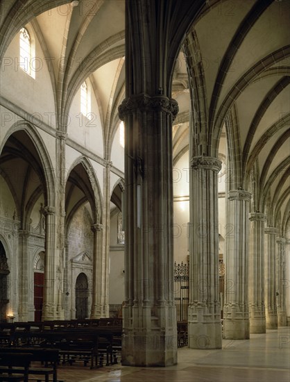INTERIOR HACIA LOS PIES
ALCALA DE HENARES, IGLESIA LA MAGISTRAL
MADRID

This image is not