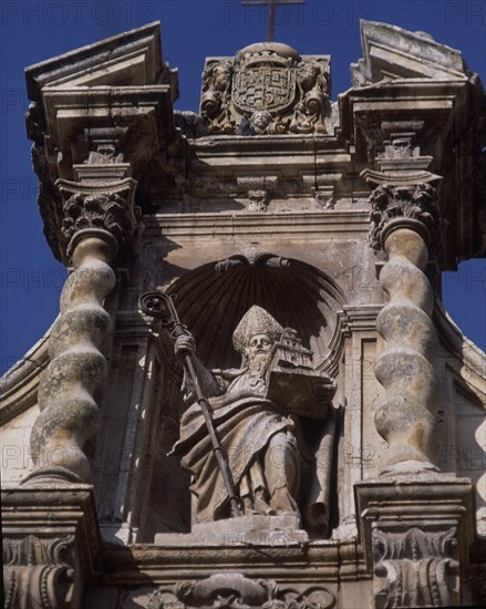 EL SANTO EN EL REMATE DE LA PORTADA
BURGO DE OSMA, HOSPITAL SAN AGUSTIN
SORIA