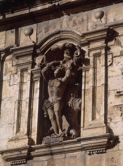FIGURA EN LA FACHADA
BURGO DE OSMA, HOSPITAL SAN AGUSTIN
SORIA
