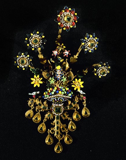 BROCHE DE ORO ESMALTES Y ESMARALDAS-SIGLO XVIII-ARTES DECORATIVAS
MADRID, MUSEO ARQUEOLOGICO