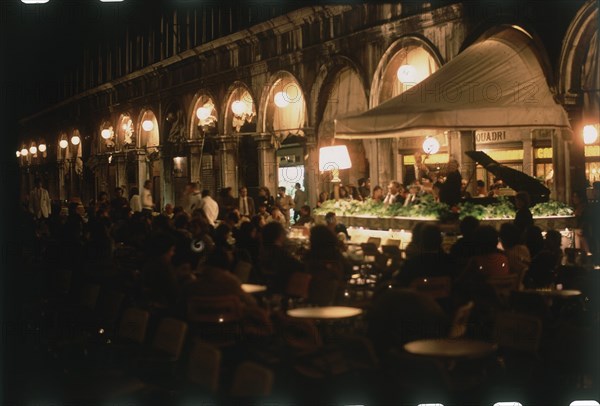 TERRAZAS DE LA PLAZA DE S MARCOS (NOCTURNO)
VENECIA, EXTERIOR
ITALIA

This image is not