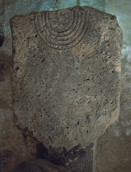 PIEDRA GRABADA DEL POBLADO ZOZAMAS
ARRECIFE, CASTILLO DE SAN GABRIEL
LANZAROTE

This image is