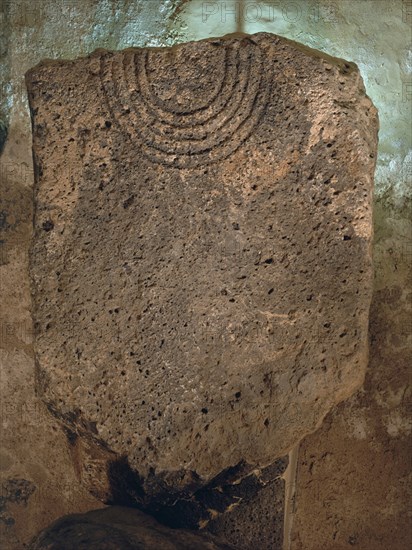 PIEDRA GRABADA DEL POBLADO ZOZAMAS
ARRECIFE, CASTILLO DE SAN GABRIEL
LANZAROTE

This image is