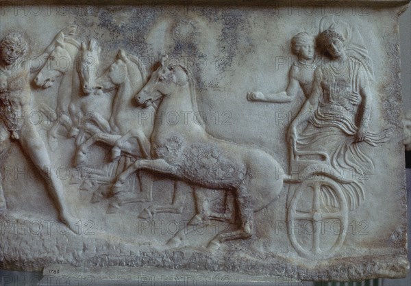 RELIEVE-HERMES TIRANDO DEL CARRO DONDE VAN ECHELOS Y BASILE
ATENAS, MUSEO ARQUEOLOGICO