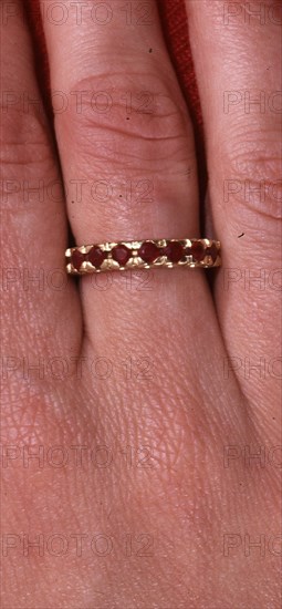 ANILLO DE ORO CON RUBIES EN EL DEDO CORAZON

This image is not downloadable. Contact us for the