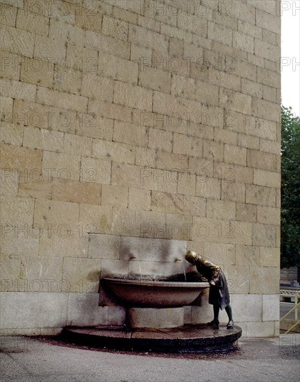 LOPEZ HERNANDEZ FRANCISCO 1932-
FUENTE ADOSADA AL EDIFICIO DEL AYUNTAMIENTO
LOGROÑO,