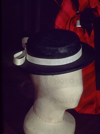 BALENCIAGA CRISTOBAL 1895/1972
SOMBRERO-1958                       CAT 240
LYON, EXPOSICION