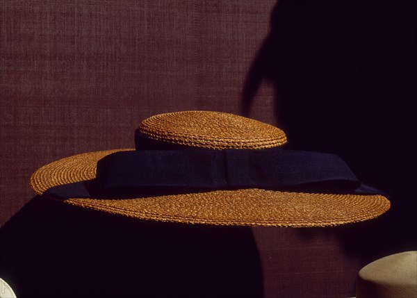 BALENCIAGA CRISTOBAL 1895/1972
SOMBRERO-1959                       CAT 241
LYON, EXPOSICION