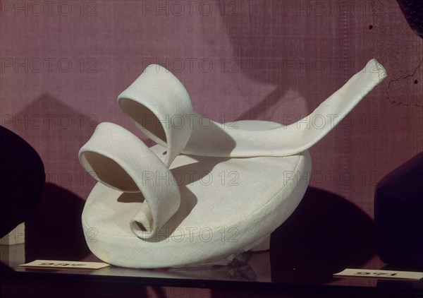 BALENCIAGA CRISTOBAL 1895/1972
SOMBRERO ANOS 50                    CAT 237
LYON, EXPOSICION