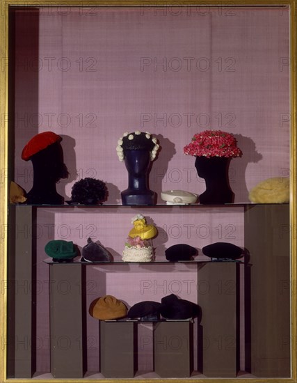 BALENCIAGA CRISTOBAL 1895/1972
SOMBREROS Y TOCADOS ANOS 50
LYON, EXPOSICION