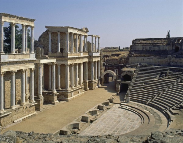 Théâtre Romain : vue latéral de la scène, de la fosse d'orchestre et des gradins divisés en secteurs à Mérida