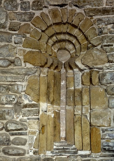 VENTANA DEL ABSIDE - ALTO MEDIEVAL
ASTIGARRIBI, IGLESIA DE SAN ANDRES
GUIPUZCOA

This image is