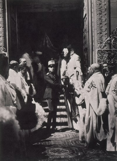 EL REY ALFONSO XIII A LA SALIDA DE UNA CATEDRAL

This image is not downloadable. Contact us for