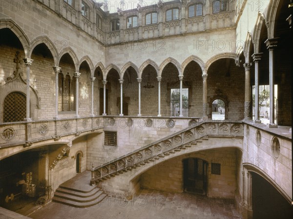 SAFONT MARCOS
PATIO Y ESCALERA  A LA PRIMERA GALERIA - GOTICO CATALAN
BARCELONA, PALACIO