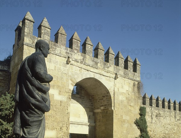 PUERTA DE ALMODOVAR Y ESTATUA DE SENECA
CORDOBA, EXTERIOR
CORDOBA