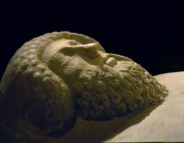 SARCOFAGO ANTROPOIDE MASCULINO FENICIO - S V AC-PROCEDENTE DE PUNTA DE VACA-DET DE LA