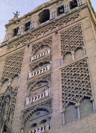 GIRALDA-SEGUNDO CUERPO-VISTA DE LA DECORACION EN SEBKA O DE REDES DE ROMBOS
SEVILLA,