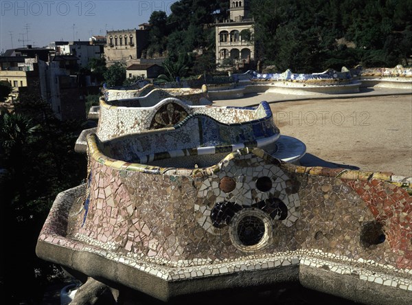 JUJOL J Mª Y GAUDI A
GRAN PLAZA-DET BANCO SERPENTEANTE-CERAMICA
BARCELONA, PARQUE