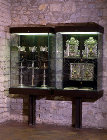 VITRINA CON CRUZ-CORONAS-TAPAS DE EVANGELARIO S XIV
GERONA, CATEDRAL-MUSEO
GERONA

This image