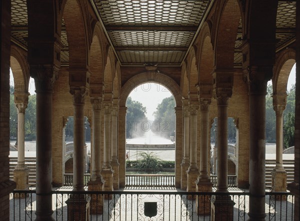 GONZALEZ ANIBAL 
VISTA DESDE LA GALERIA AL PARQUE MARIA LUISA
SEVILLA, PLAZA DE