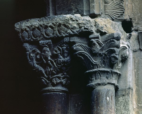 CLAUSTRO-CAPITEL DOBLE ROMANICO-MOTIVO VEGETAL
RIPOLL, MONASTERIO DE SANTA MARIA
GERONA

This
