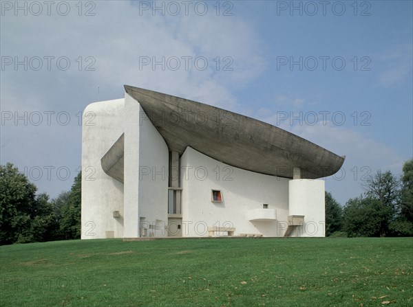 CORBUSIER LE 1887/1965
CAPILLA DE RONCHAMP - CONJUNTO DESDE EL SUR - 1950/53
RONCHAMP, CAPILLA
