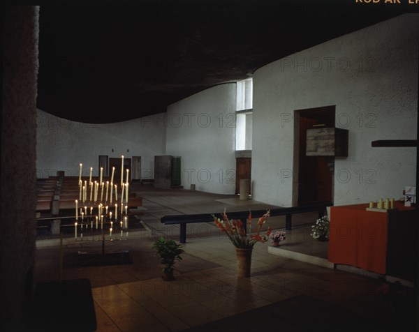CORBUSIER LE 1887/1965
INTERIOR-VISTA DESDE LA CABECERA
RONCHAMP, CAPILLA
