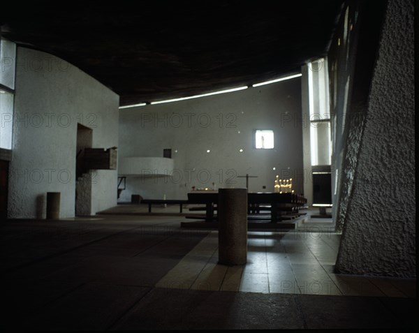 CORBUSIER LE 1887/1965
INTERIOR DESDE LA ENTRADA
RONCHAMP, CAPILLA PEREGRINOS
FRANCIA

This