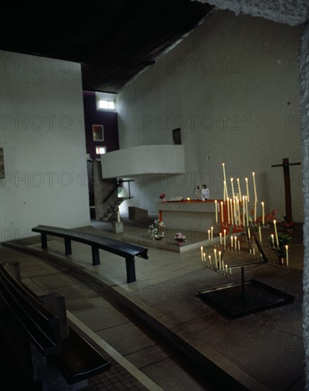 CORBUSIER LE 1887/1965
INTERIOR-ALTAR MAYOR
RONCHAMP, CAPILLA PEREGRINOS
FRANCIA

This image