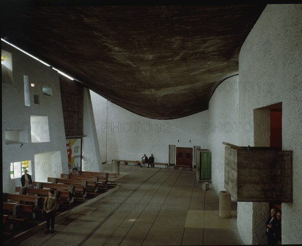 CORBUSIER LE 1887/1965
INTERIOR DESDE LA CABECERA
RONCHAMP, CAPILLA PEREGRINOS
FRANCIA

This