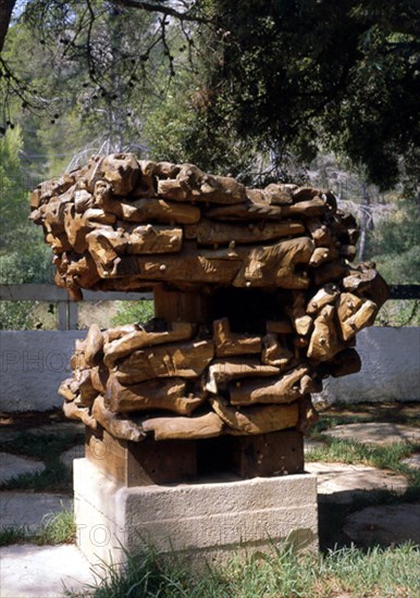 OTEIZA JORGE 1908/2003
ESCULTURA DE MADERA EN EL JARDIN
FORMENTOR, COLECCION JOSE