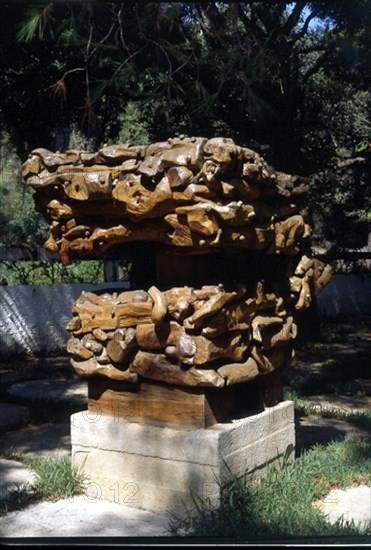 OTEIZA JORGE 1908/2003
ESCULTURA DE MADERA EN EL JARDIN
FORMENTOR, COLECCION JOSE