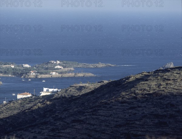 COSTA DESDE LA MONTAÑA
CADAQUES, EXTERIOR
GERONA

This image is not downloadable. Contact us