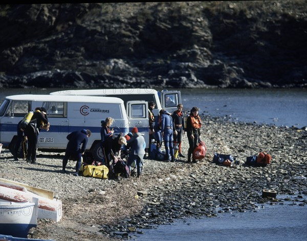 GRUPO DE SUBMARINISTAS PREPARANDO EL EQUIPO
PORT LLIGAT, EXTERIOR
GERONA

This image is not