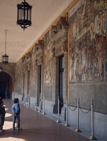 RIVERA DIEGO 1886/1957
PINTURAS MURALES EN LAS GALERIAS DEL PATIO
MEXICO DF, PALACIO