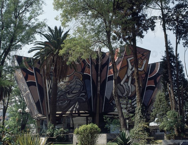 SIQUEIROS DAVID ALFARO 1896/1974
POLIFORUM CULTURAL DE SIQUEIROS-PINTURAS EN LA FACHADA
MEXICO