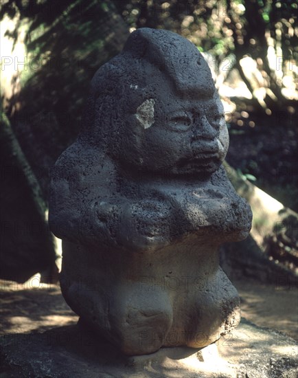 FIGURA EN PIEDRA TALLADA-ARTE OLMECA
VILLAHERMOS, MUSEO DE LA VENTA
MEXICO

This image is not