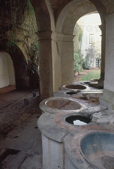 TEMPLETE DE FUENTES DE AGUA-DETALLE DE PILAS
OAXACA, HOTEL PRESIDENTE
MEXICO

This image is not