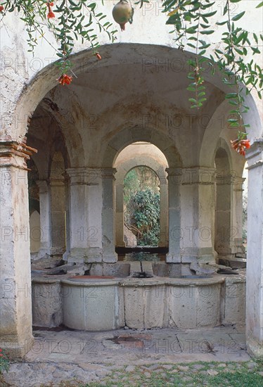 TEMPLETE DE FUENTES DE AGUA-ARCOS
OAXACA, HOTEL PRESIDENTE
MEXICO

This image is not