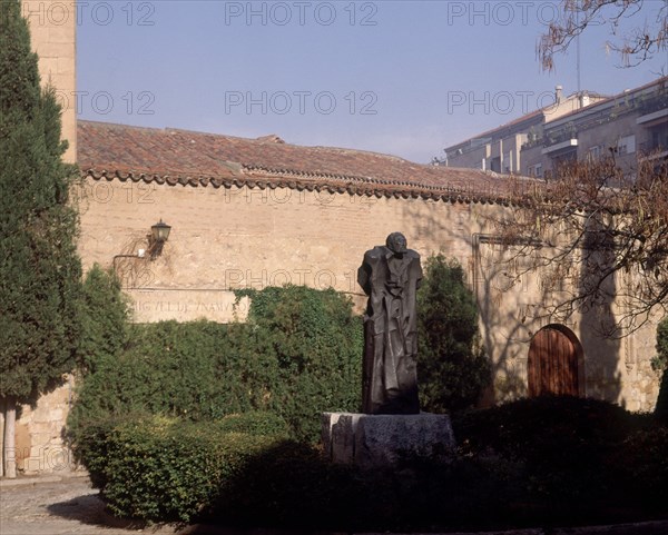 SERRANO PABLO 1910/85
ESCULTURA DE MIGUEL DE UNAMUNO EN UN JARDIN -
SALAMANCA,