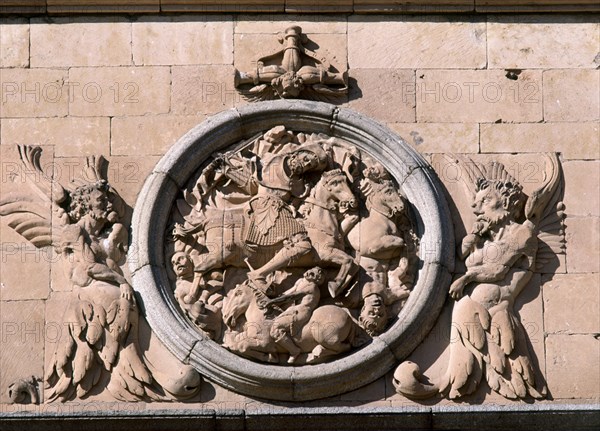 COVARRUBIAS ALONSO 1488/1570
EXTERIOR-SANTIAGO MATAMOROS EN CLAVIJO-MEDALLON EN LA