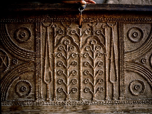 ARCON DE MADERA - DETALLE DE DECORACION VEGETAL TALLADA -
DAMASCO, PALACIO NASARA
SIRIA

This