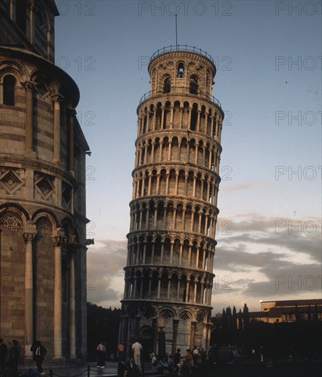 BONANNO (TALLER)
EXTERIOR-VISTA DE LA TORRE AL ATADECER CON GENTE ABAJO-
PISA, TORRE