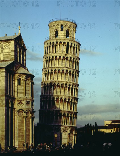 BONANNO (TALLER)
EXTERIOR- VISTA DE LA TORRE AL ATARDECER CON TURISTAS -
PISA, TORRE
