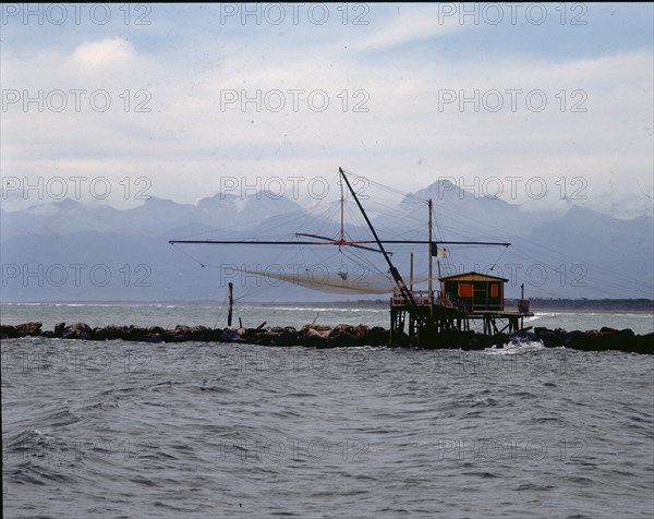 SISTEMA DE PESCA DE RED CON GRUA EN RIO ARNO
PISA, EXTERIOR
ITALIA

This image is not