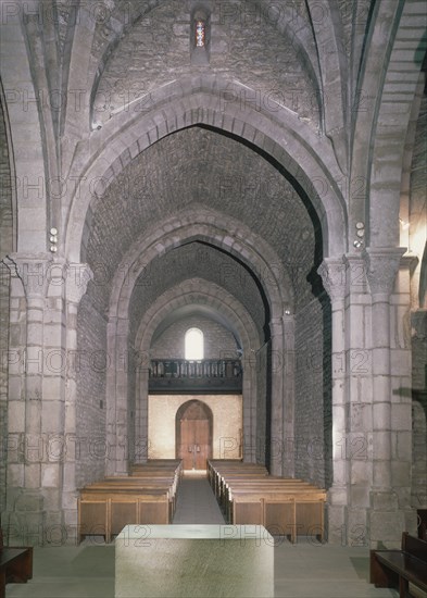 INTERIOR DE LA IGLESIA HACIA LOS PIES-BOVEDA DE CAÑON OJIVAL
ESTIBALIZ, SANTUARIO DE SANTA
