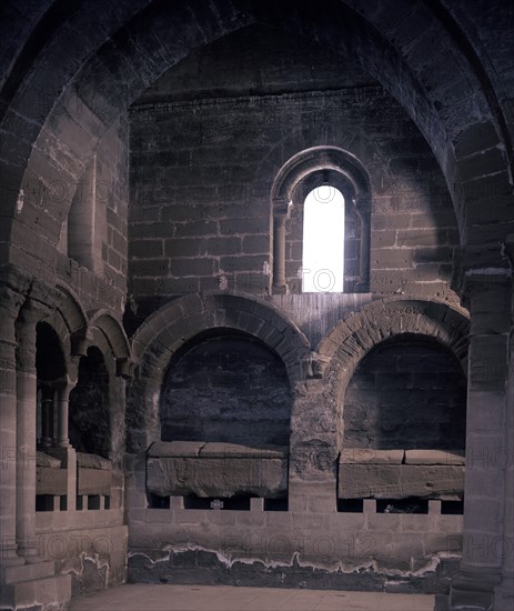 IGLESIA-DETALLE DE ENTERRAMIENTOS EN EL CRUCERO-
SIGENA, MONASTERIO DE SIGENA
HUESCA